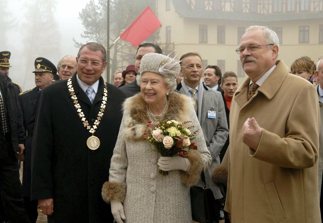 Na snímke  britská kráľovná Alžbeta II.,  prezident SR Ivan Gašparoviča a primátor mesta Vysoké Tatry Ján Mokoš