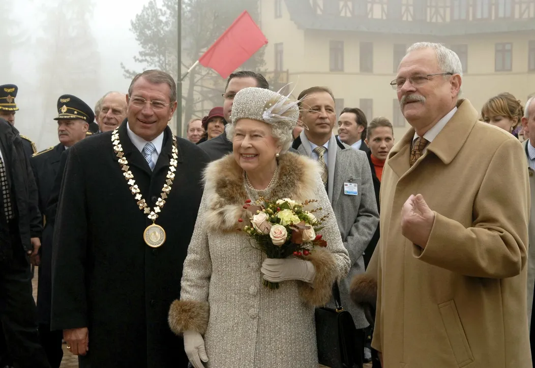 Na snímke  britská kráľovná Alžbeta II.,  prezident SR Ivan Gašparoviča a primátor mesta Vysoké Tatry Ján Mokoš