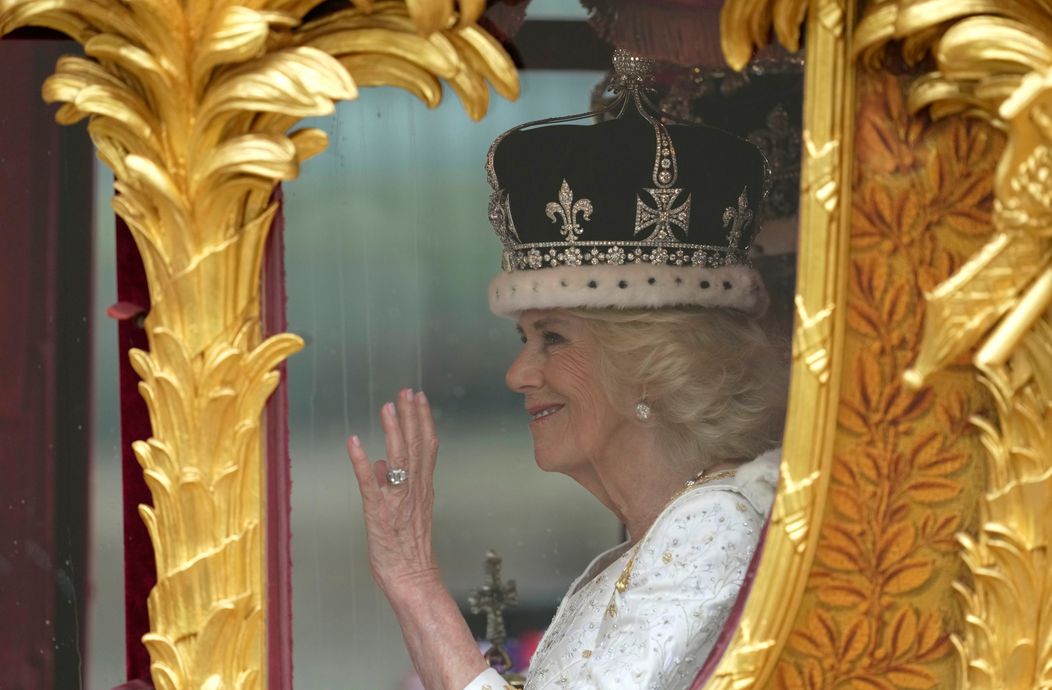 Kamila máva z koča davu ľudí, ktorí sa prišli pozrieť na ceremóniu.