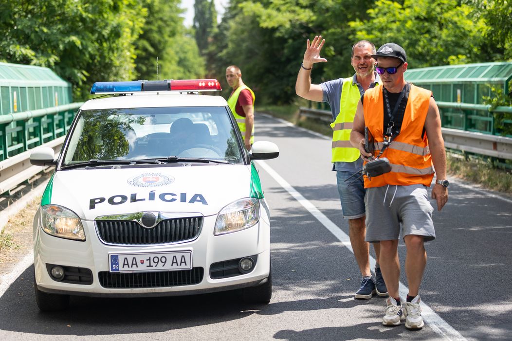 Nakrúcanie scény v seriáli Zrada, keď chcel Jakub (Milan Ondrík) skočiť z mosta, sprevádzali prísne bezpečnostné opatrenia.