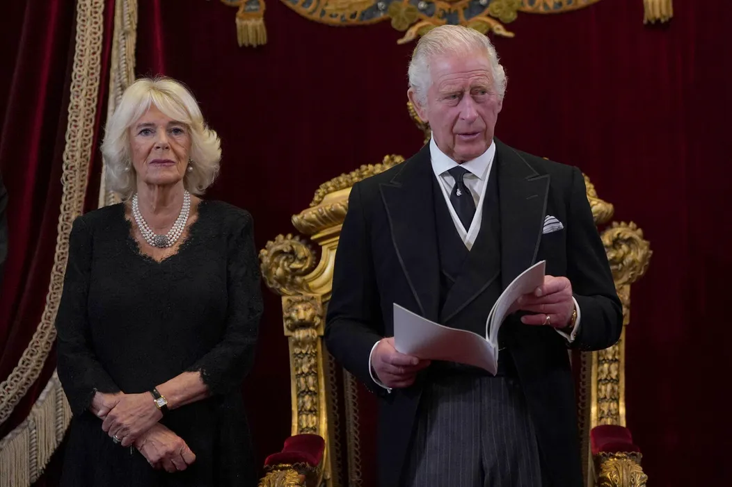 Britský kráľ Karol III. a britská kráľovná manželka Kamila