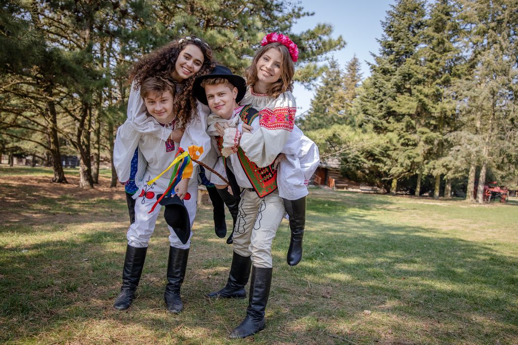 Oliver, Zuzka, Karinka a Rišo s jahniatkami