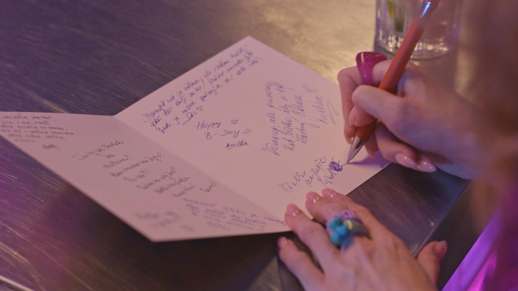 Radosť z perfektnej oslavy Adamových (Kamil Mikulčík) narodenín vystriedal strach.