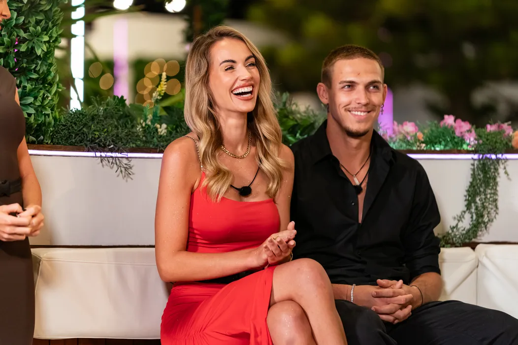 Love Island po recouplingu a následnom dumpingu opustili naraz dva páry - Natálie a Matěj a Adriana a Oliver.