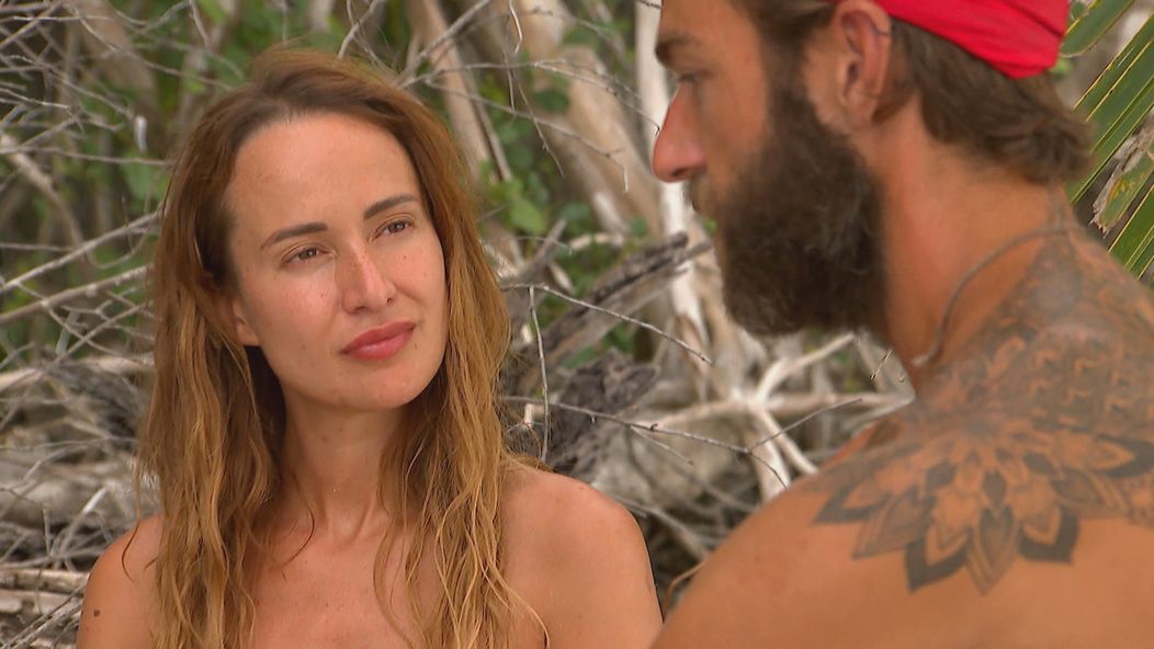 Tomáš rozpovedal Karolíne svoj príbeh.