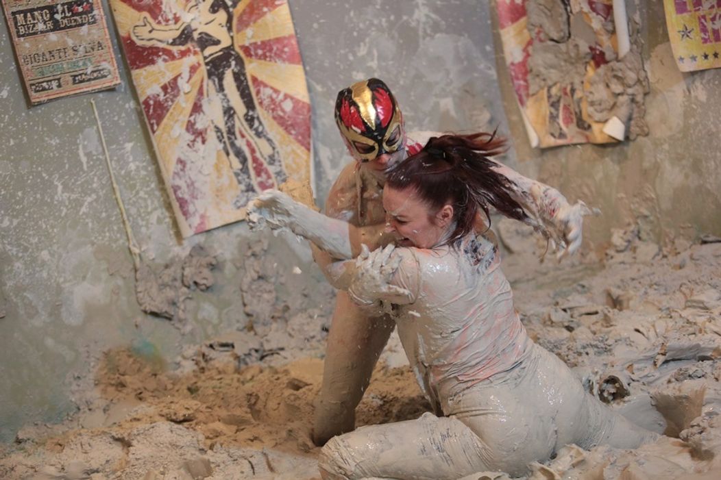 Spoluhráči gratulujú Richardovi Pánikovi po jeho góle.