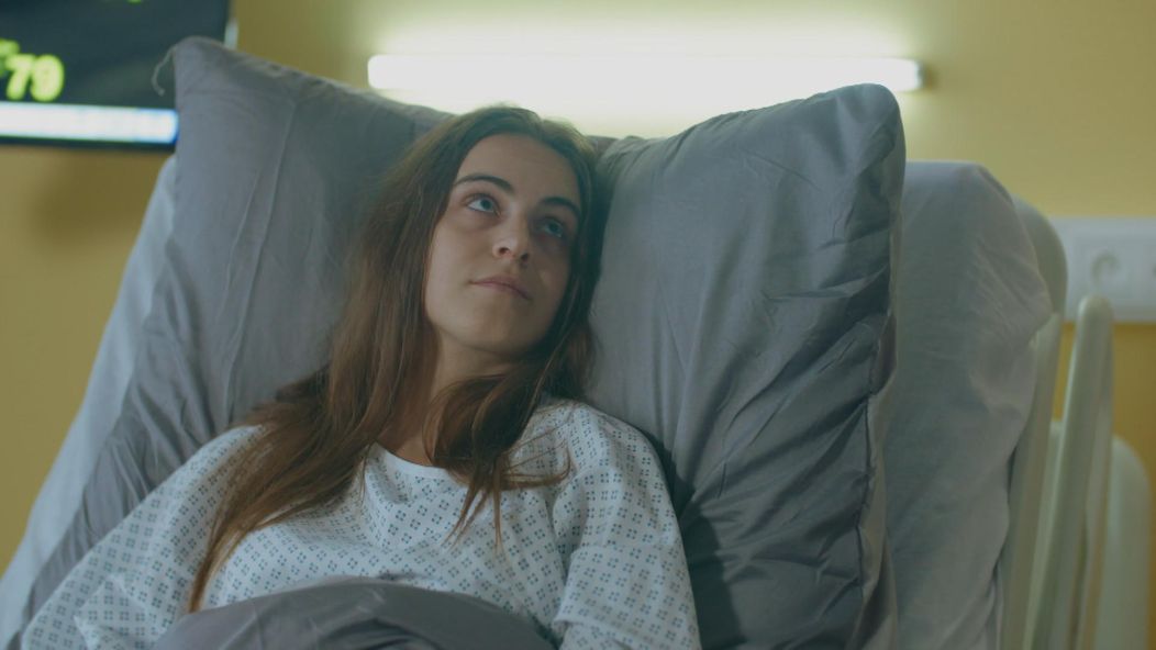 Andrej (Ján Koleník) zistil, že skleróza multiplex Júliinho (Sarah Arató) brata sa nezhoršuje.