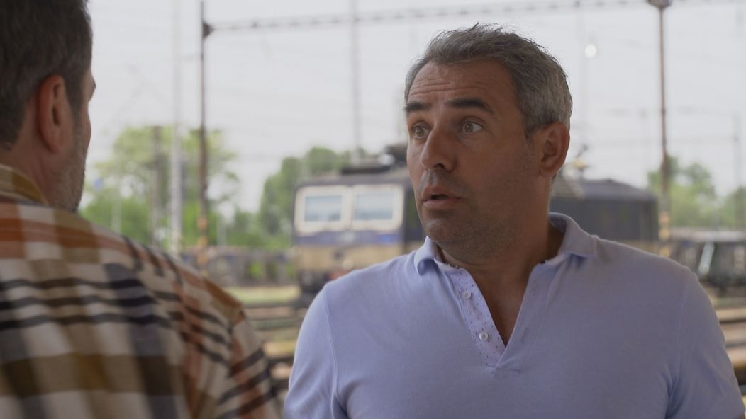 Vlado a Marek sa stretnú na vlakovej stanici.