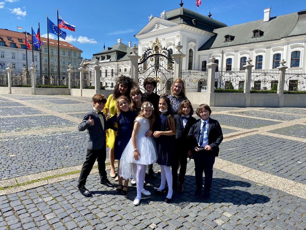 Deti z Oteckov pred Prezidentským palácom.