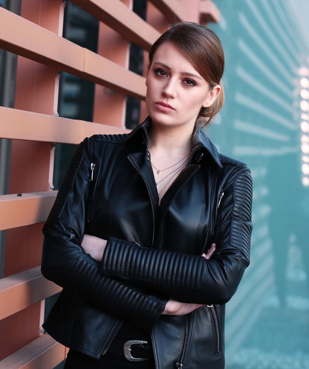 Gizem Karaca ako komisárka Mercan v Nekonečnej láske