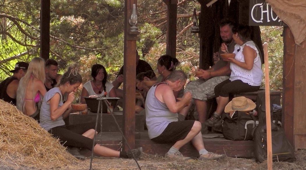 Chudobní vo svojom chatrnom príbytku