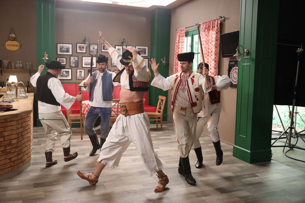 Oteckovia ako folklórni tanečníci