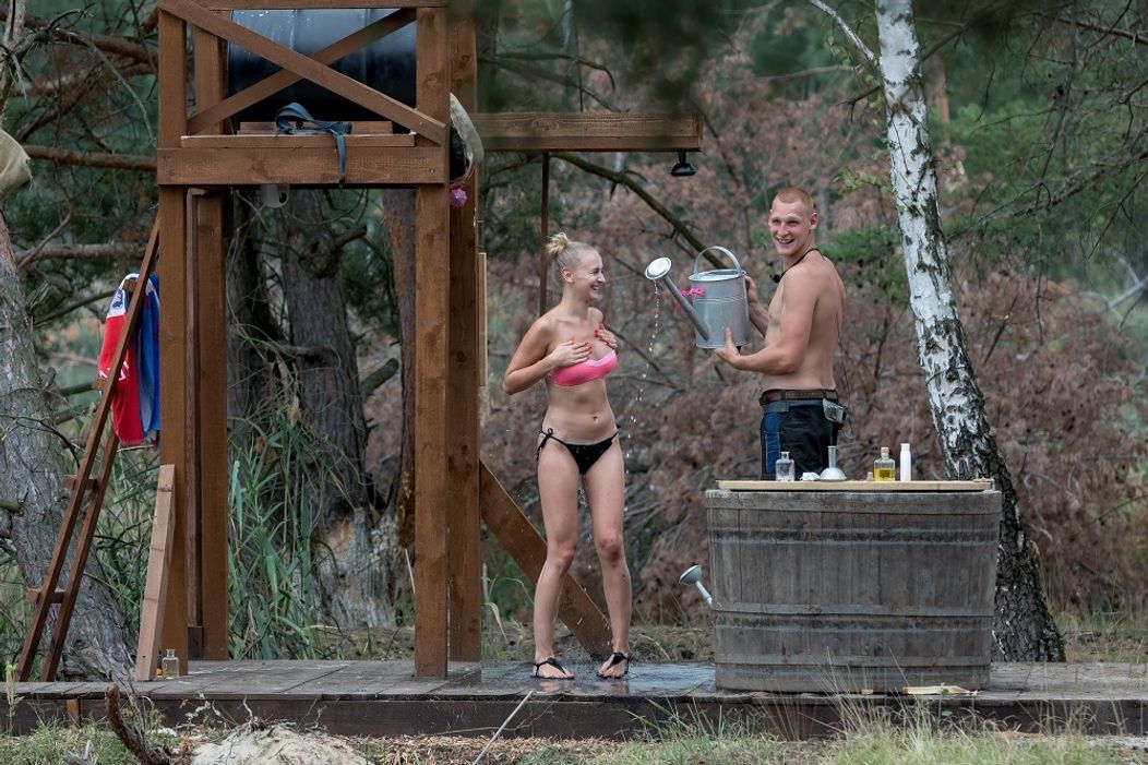 Dominik pomáha Daniele pri sprchovaní