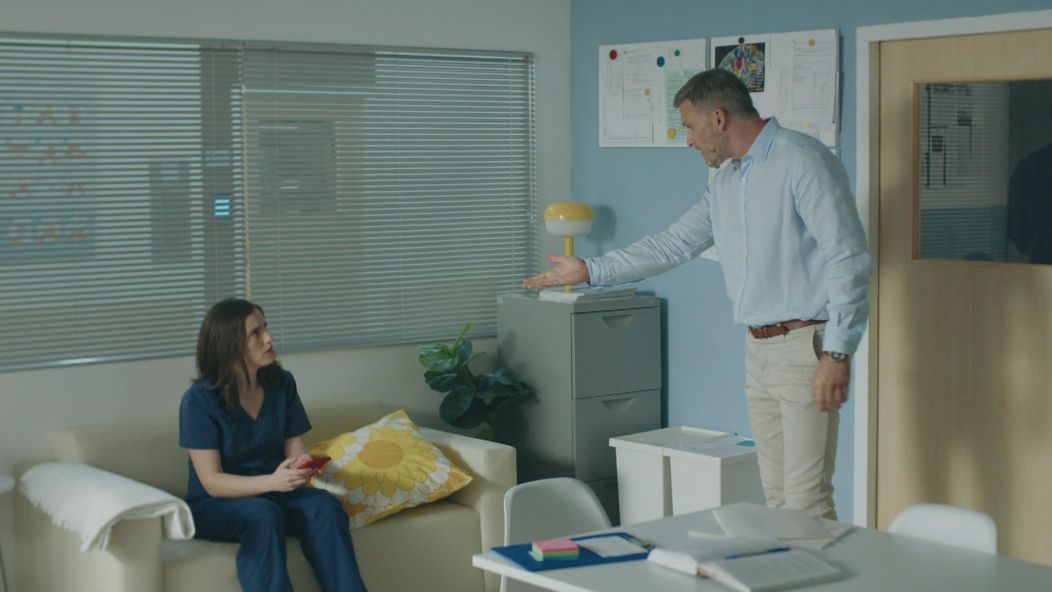 Andrej (Ján Koleník) prišiel na to, čo zhoršuje zdravotný stav Júliinho (Sarah Arató).