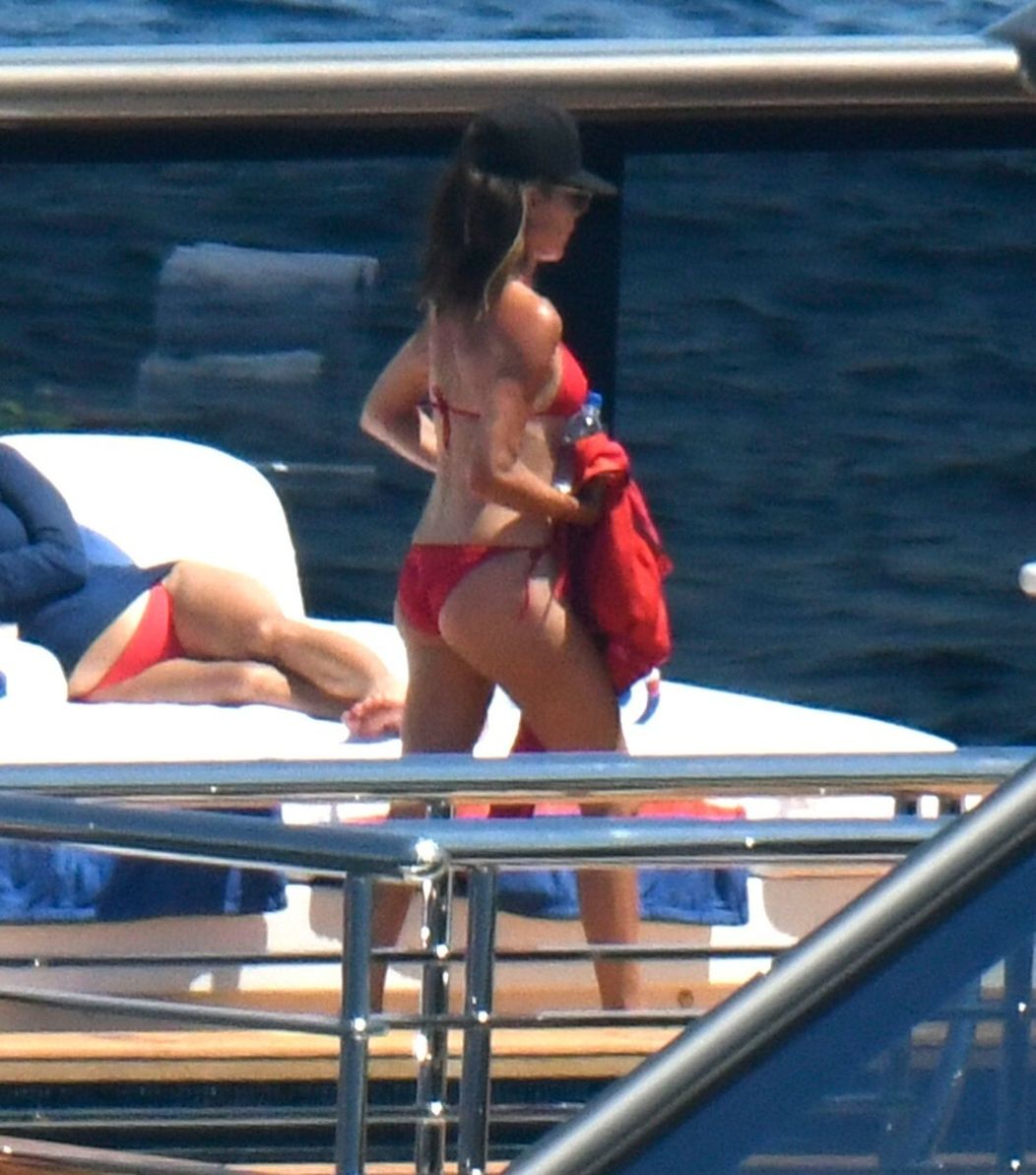 Victoria si užíva slnko v červených bikinách.