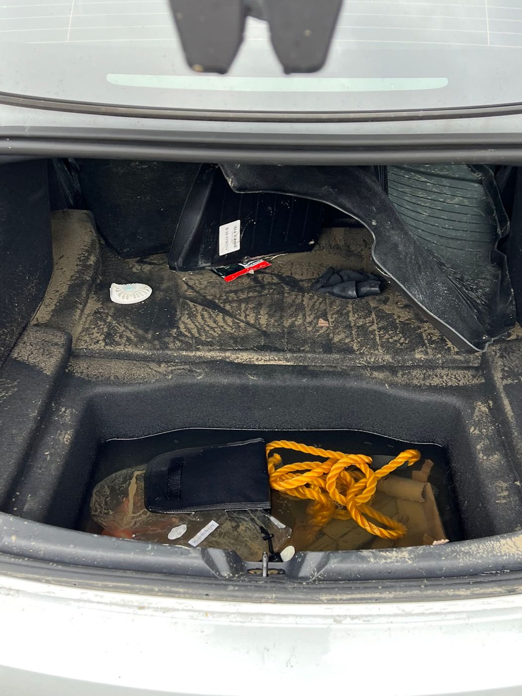 Mirov elektromobil skončil v rybníku, momentálne je v takomto stave