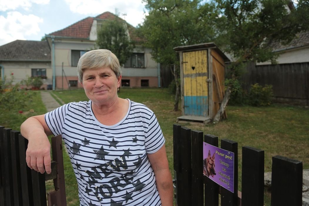 Helena Makišová pred hlavnou turistickou atrakciou Novej Lehoty
