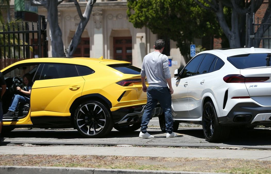 Affleck v diskusii so zamestnancom autosalónu.