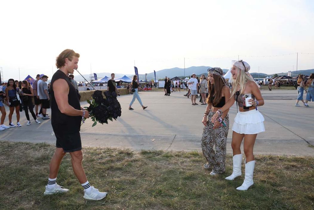 Radko na festivale Grape rozdával ruže a vymenil si bozky s Marcelou