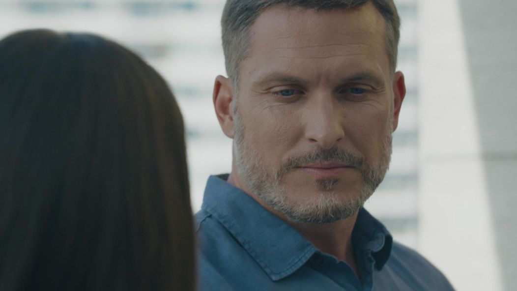 Andrej (Ján Koleník) po nádhernom vyznaní pobozkal Júliu (Sarah Arató).