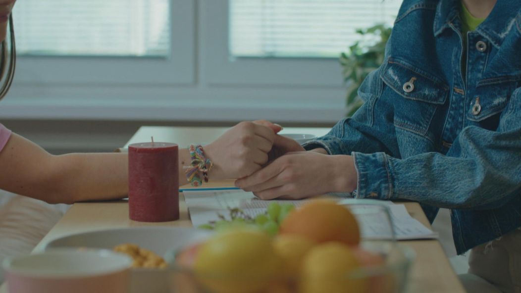 Martina (Adela Dukátová) pracuje ako sekundárka, no v nemocnici tají, že sfalšovala lekársky diplom.