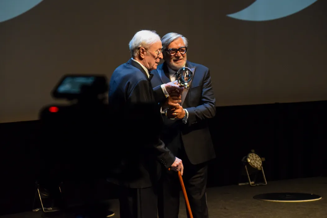 Sir Michael Caine si na 55. ročníku MFF KV prevzal Krištáľový glóbus za mimoriadny umelecký prínos do svetovej kinematografie
