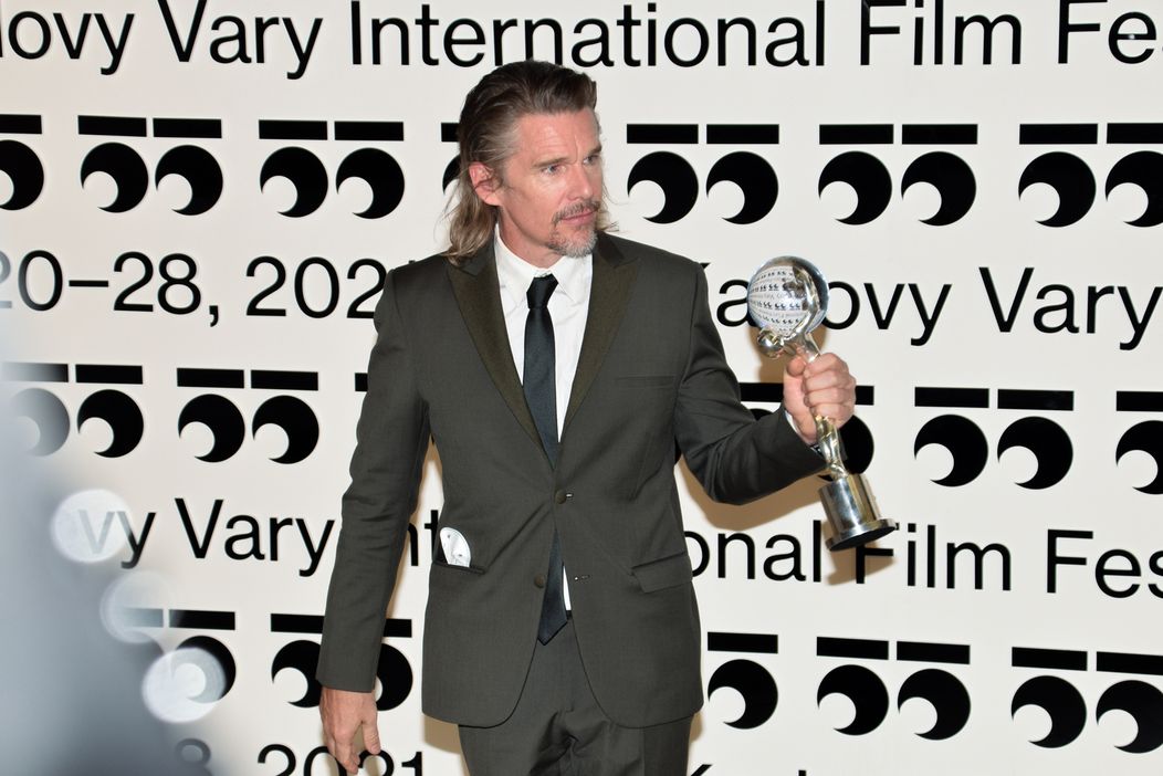 Ethan Hawke na záverečnom ceremoniáli 55. ročníka MFF KV