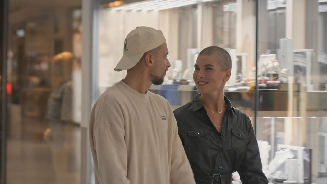 Kristian vyberá so Žanet snubný prsteň pre priateľku.