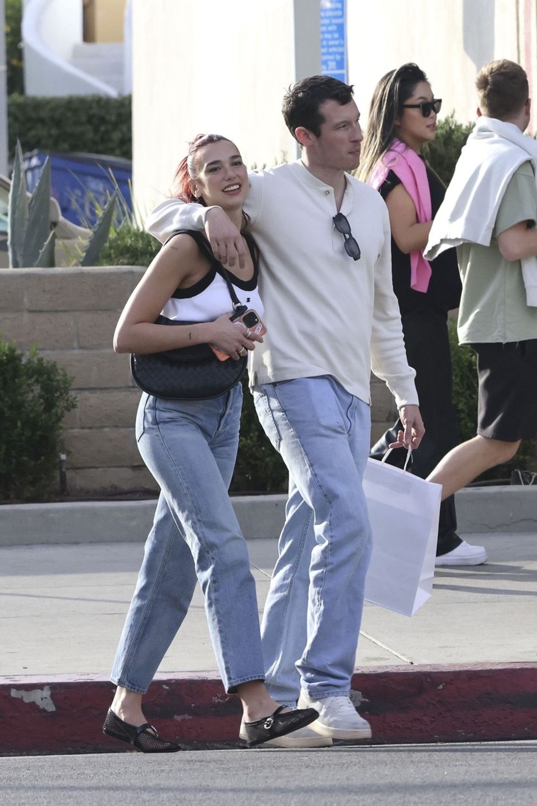 Dua Lipa a Callum Turner