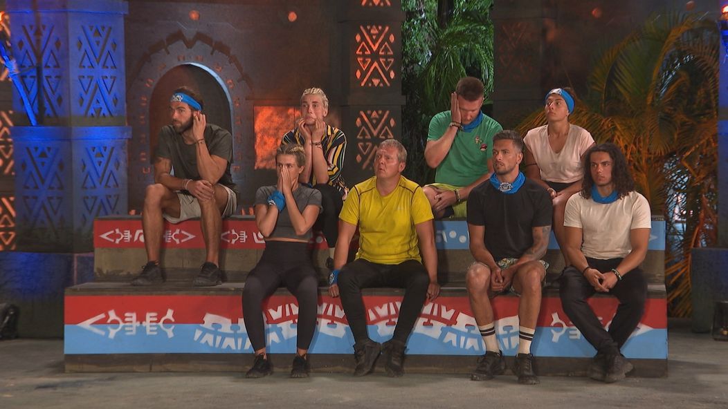 Rebeli sledujú duel.