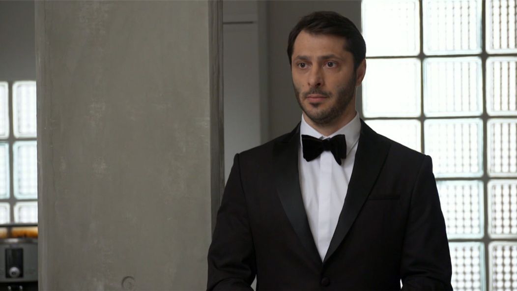 Alex ide na ples s Emou namiesto Petry.