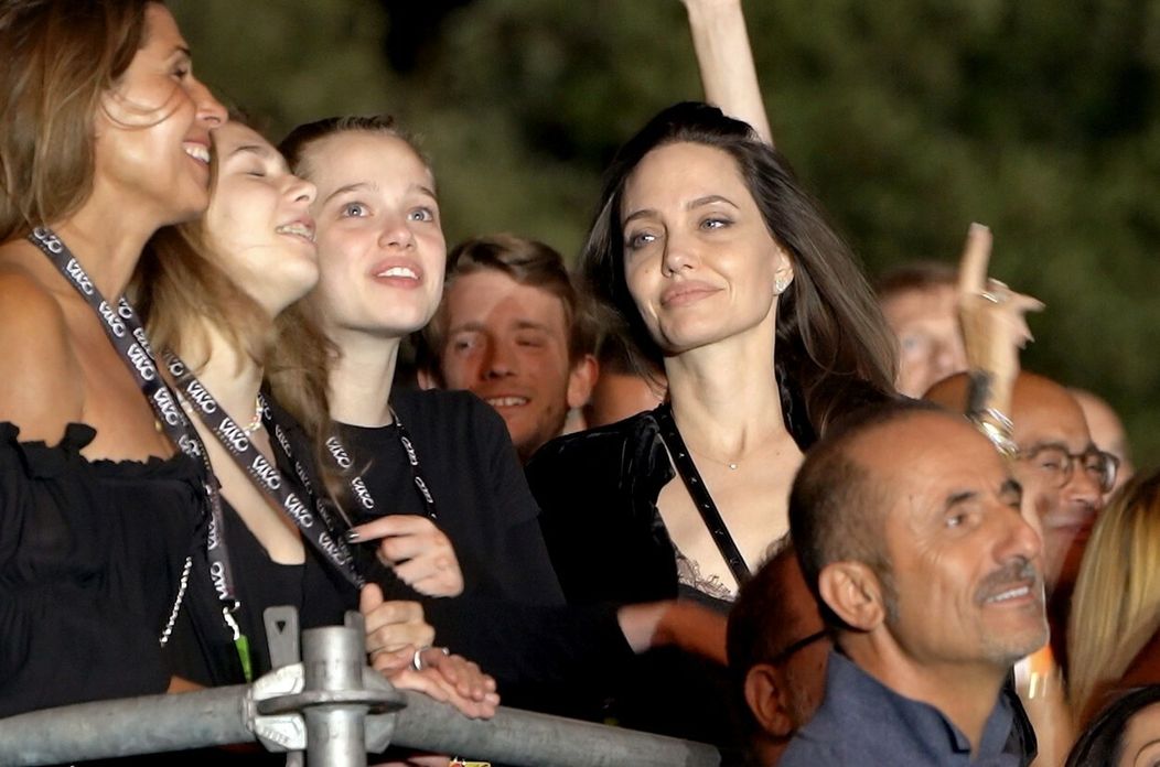 Angelina s dcérou na koncerte Maneskin