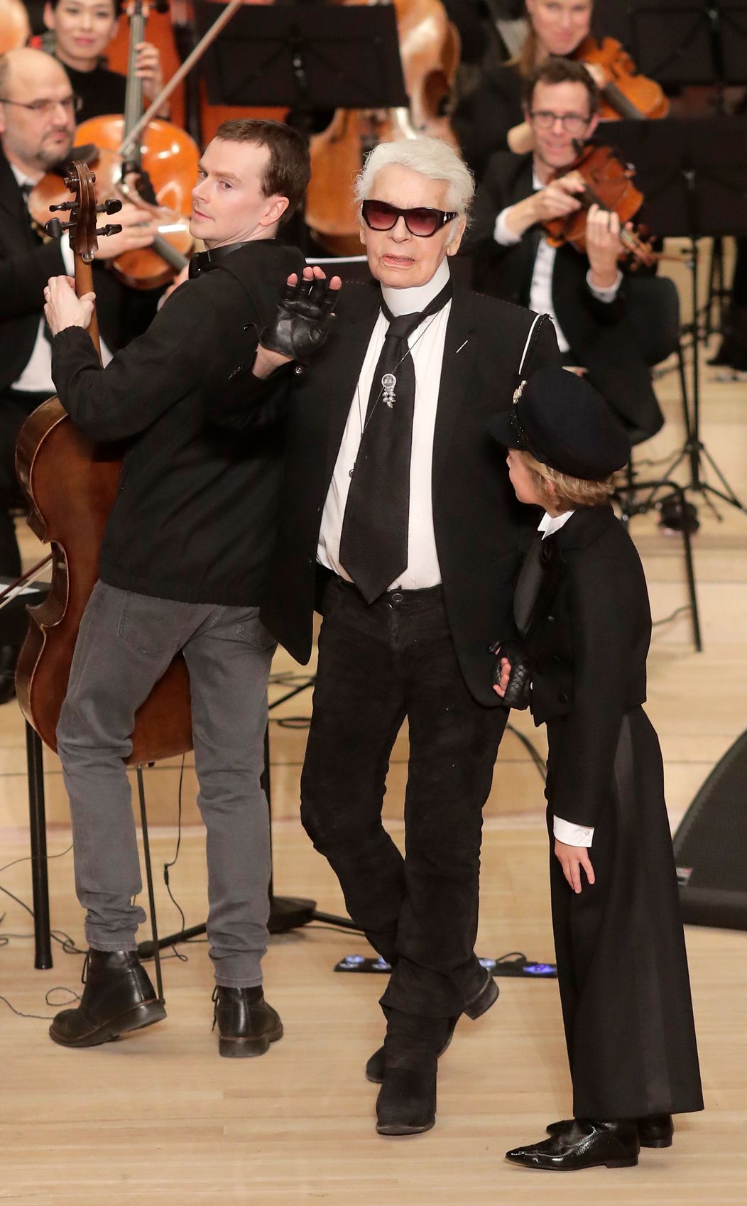 Karl Lagerfeld ďakuje publiku počas prehliadky z kolekcie jeseň - zima 2018/20 v Paríži 6. marca 2018. 