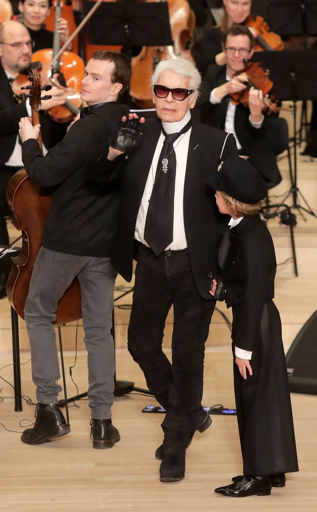 Karl Lagerfeld ďakuje publiku počas prehliadky z kolekcie jeseň - zima 2018/20 v Paríži 6. marca 2018. 