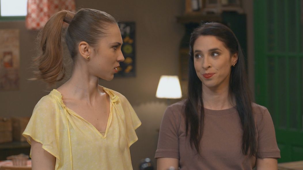 Lenka (Mária Schumerová) a Simča (Zuzka Porubjaková)