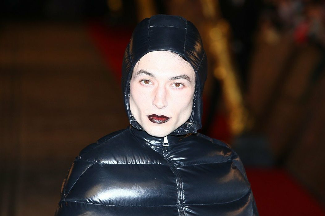 Ezra Miller na premiére snímky Fantastické zvery: Grindelwaldove zločiny