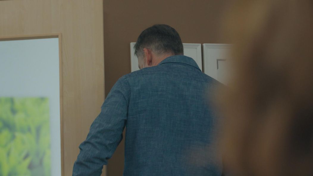 Andrej (Ján Koleník) si konečne potvrdí, že jeho spomienka na tmavovlasú ženu bola skutočná. Adelu (Lívia Bielovič) s ňou podviedol.