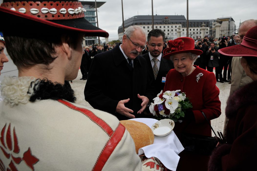 Privítanie kráľovnej Alžbety II. na nádvorí Prezidentského paláca chlebom a soľou. 