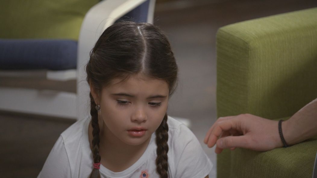 Julka chce Ferkovi pomôcť.