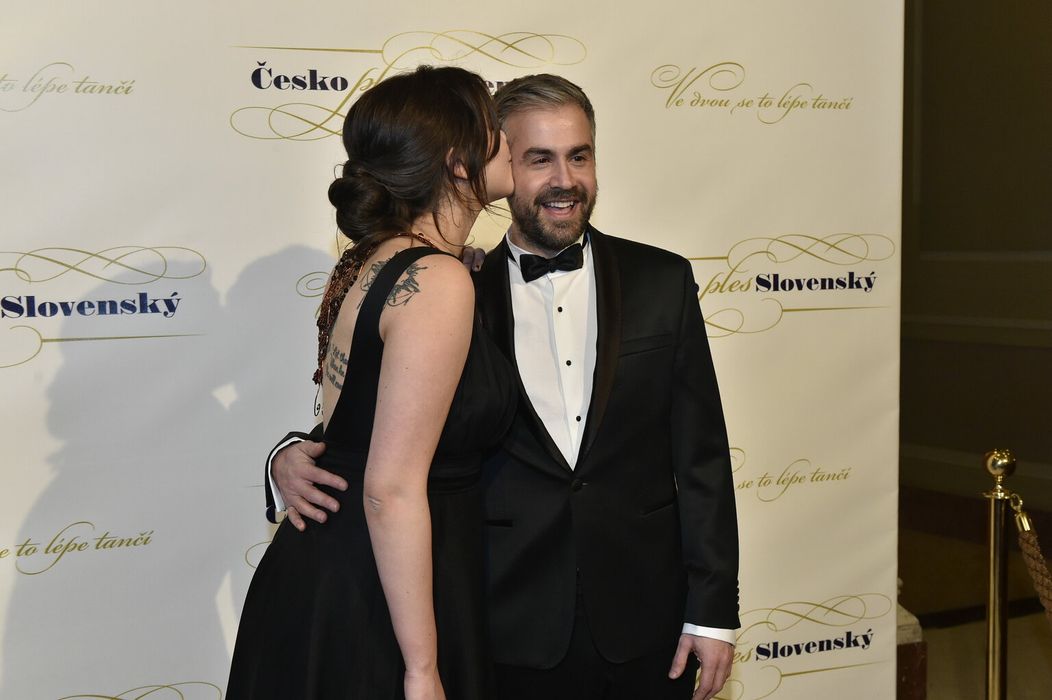 Celeste reaguje na neprajné reči. Otvorene o vekovom rozdiele.mp4