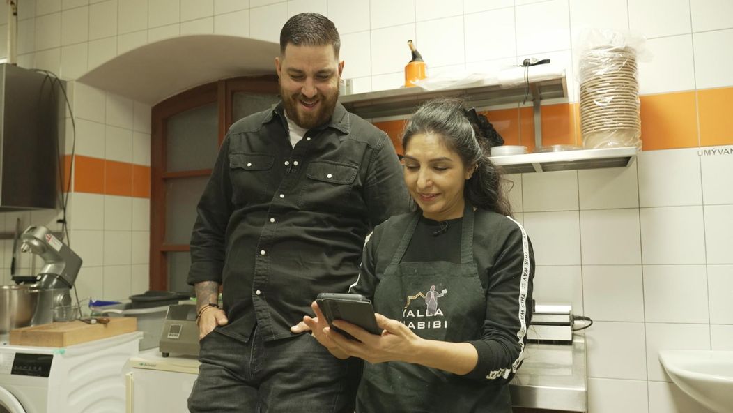 Martin Novák v reštaurácii Yalla Habibi v Banskej Bystrici