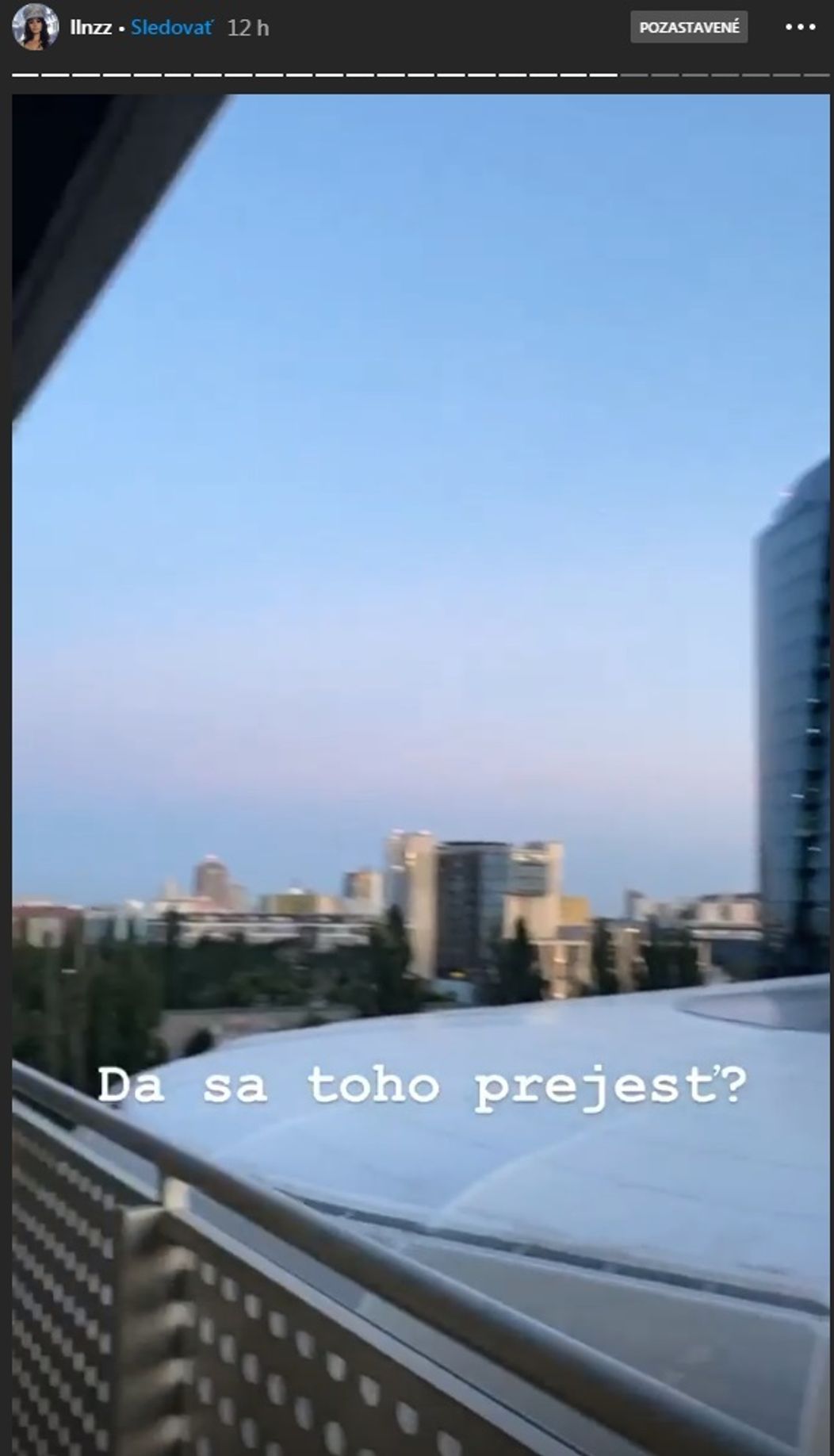 Tela so šípom v hlave.