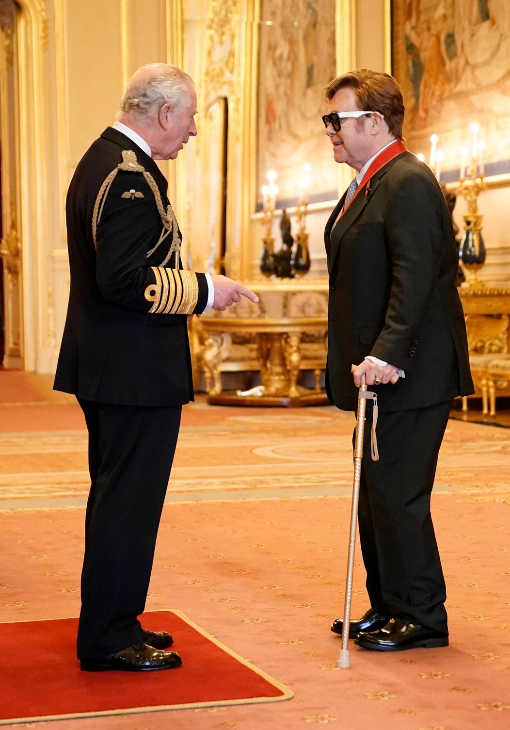 Eltonovi Johnovi udelili vyznamenanie Rad spoločníkov cti.