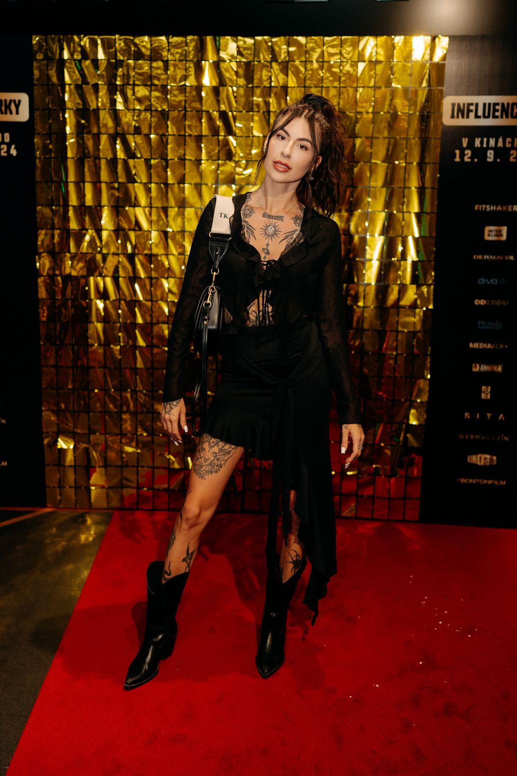 Julie zo šou Ruža pre nevestu v odvážnom outfite na premiére
