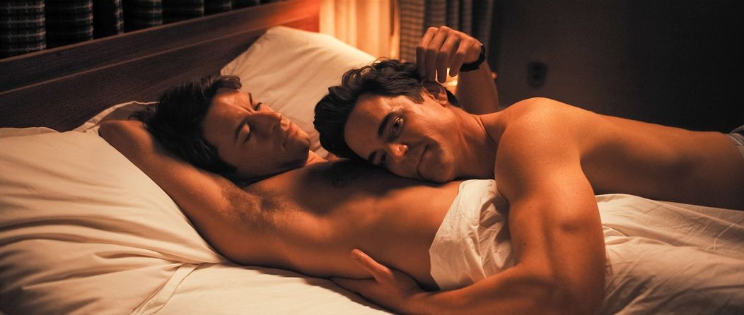 Jonathan Bailey a Matt Bomer v seriáli Fellow Travelers