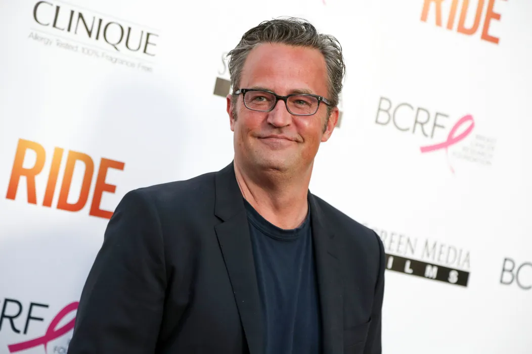 Zomrel Matthew Perry