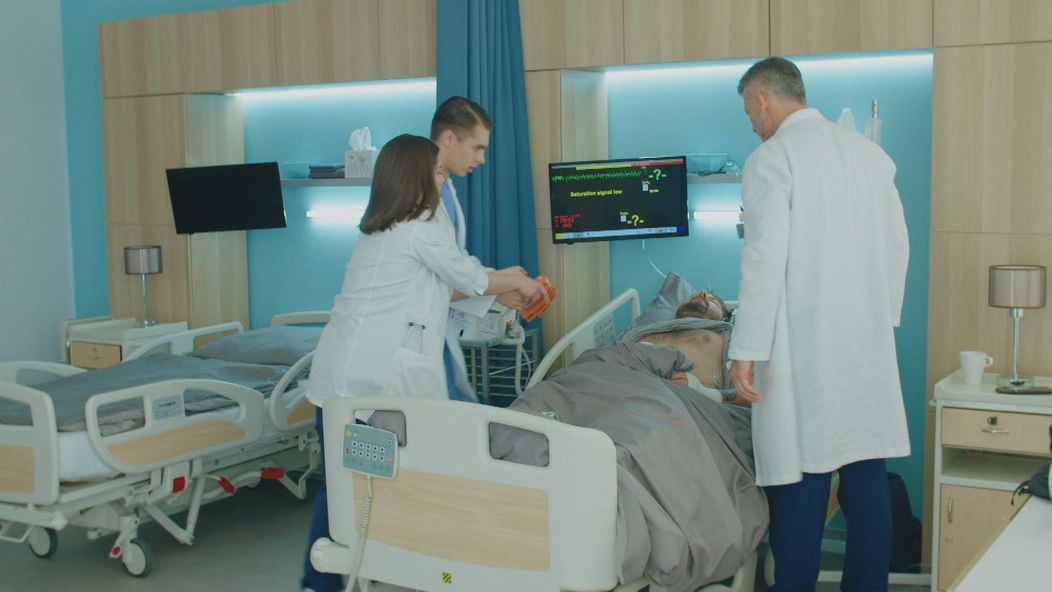 Filip (Juraj Kočí) nezvláda lekárska praktiky.