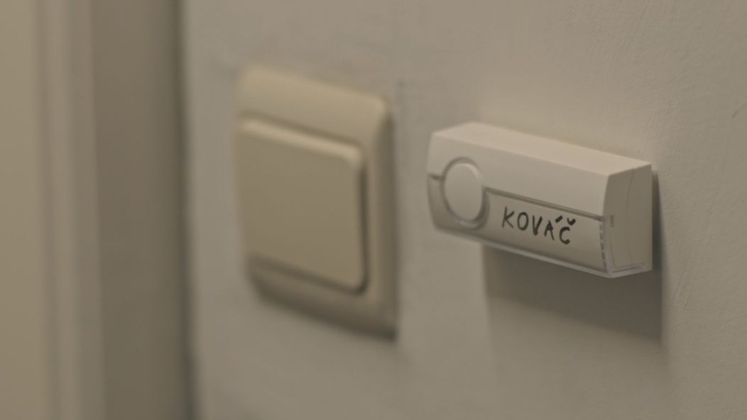 Andrej navštívi rodičov pacienta, ktorý zomrel.