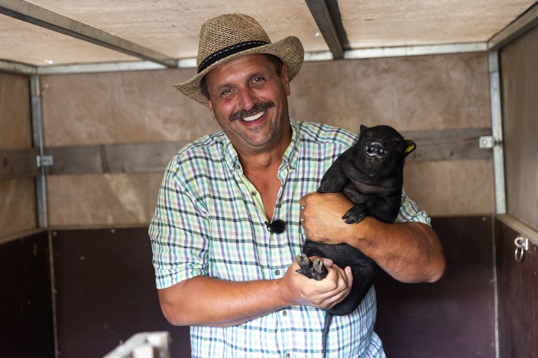 Na statok prišli nový obyvatelia, Roman zacítil rezne ...