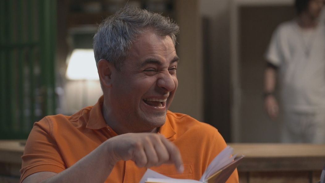 Vlado dostane záchvat smiechu.